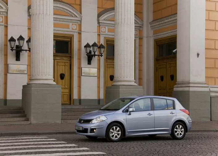 Фото Nissan Tiida 5-дверный хэтчбек, модельный ряд 2010 г