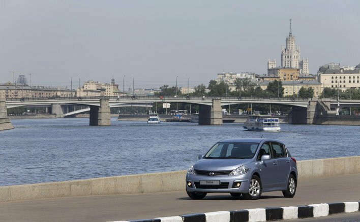 Фото Nissan Tiida 5-дверный хэтчбек, модельный ряд 2010 г