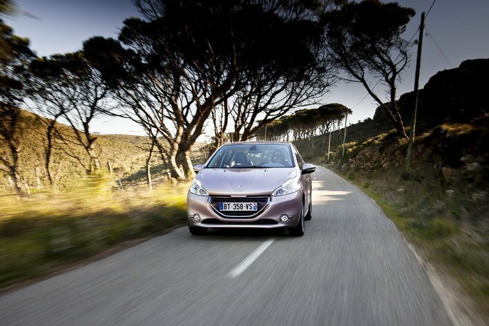 Фото Peugeot 208 5-дверный хэтчбек, модельный ряд 2012 г